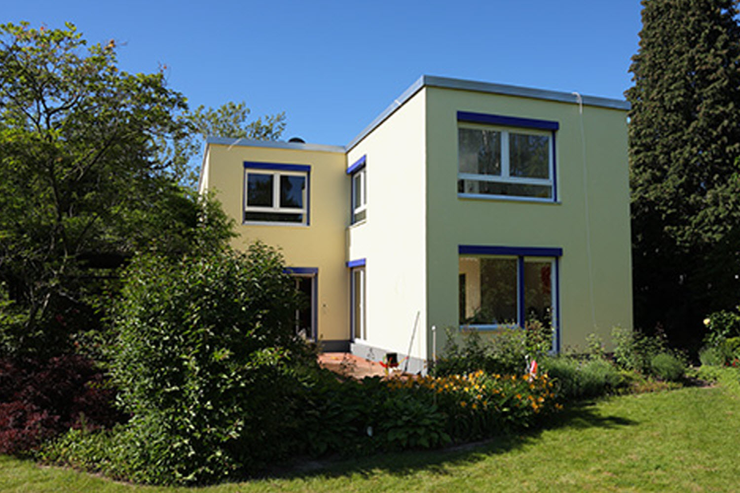 Modernisierungsbeispiel Dieburg modernisiertes Haus Gartenansicht