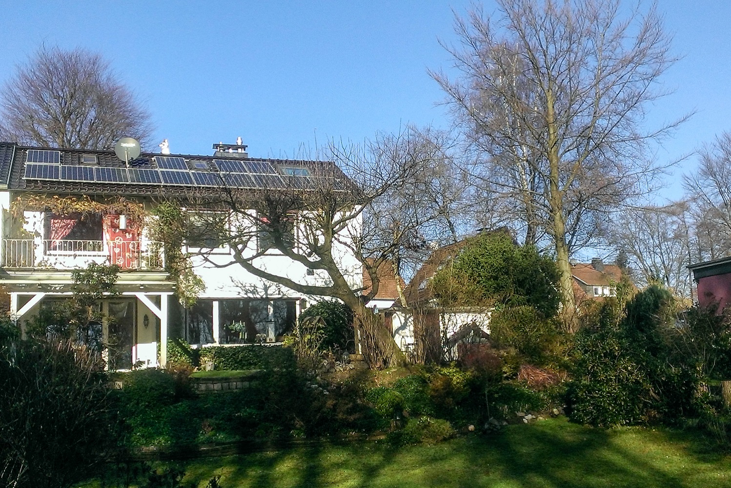 Praxisbeispiel Remcheid modernisiertes Haus Gartenansicht